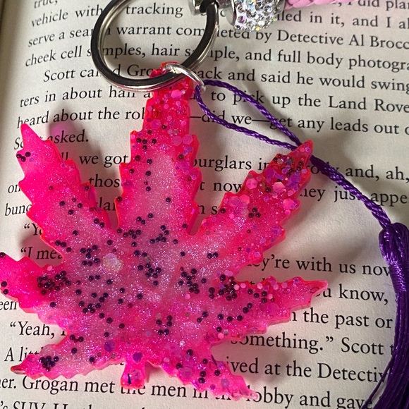 Handmade resin leaf keychain - Picture 2 of 4